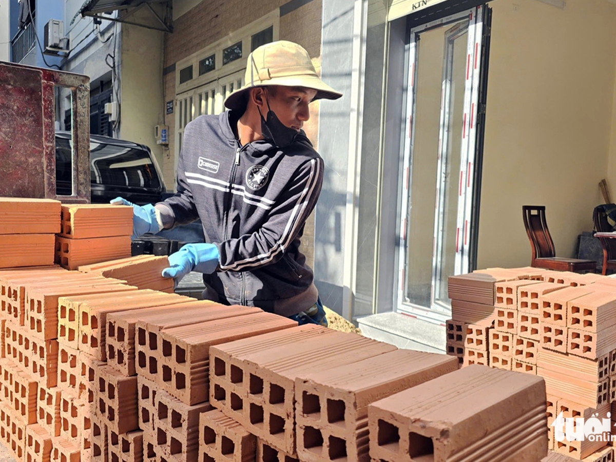 In Ho Chi Minh City, soaring material costs stall homebuilding dreams