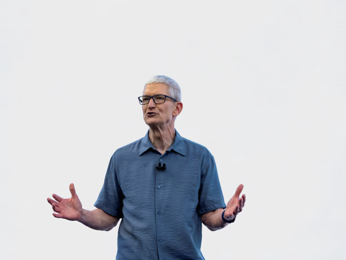 Apple CEO Cook is lauded by investors as he prepares for new role