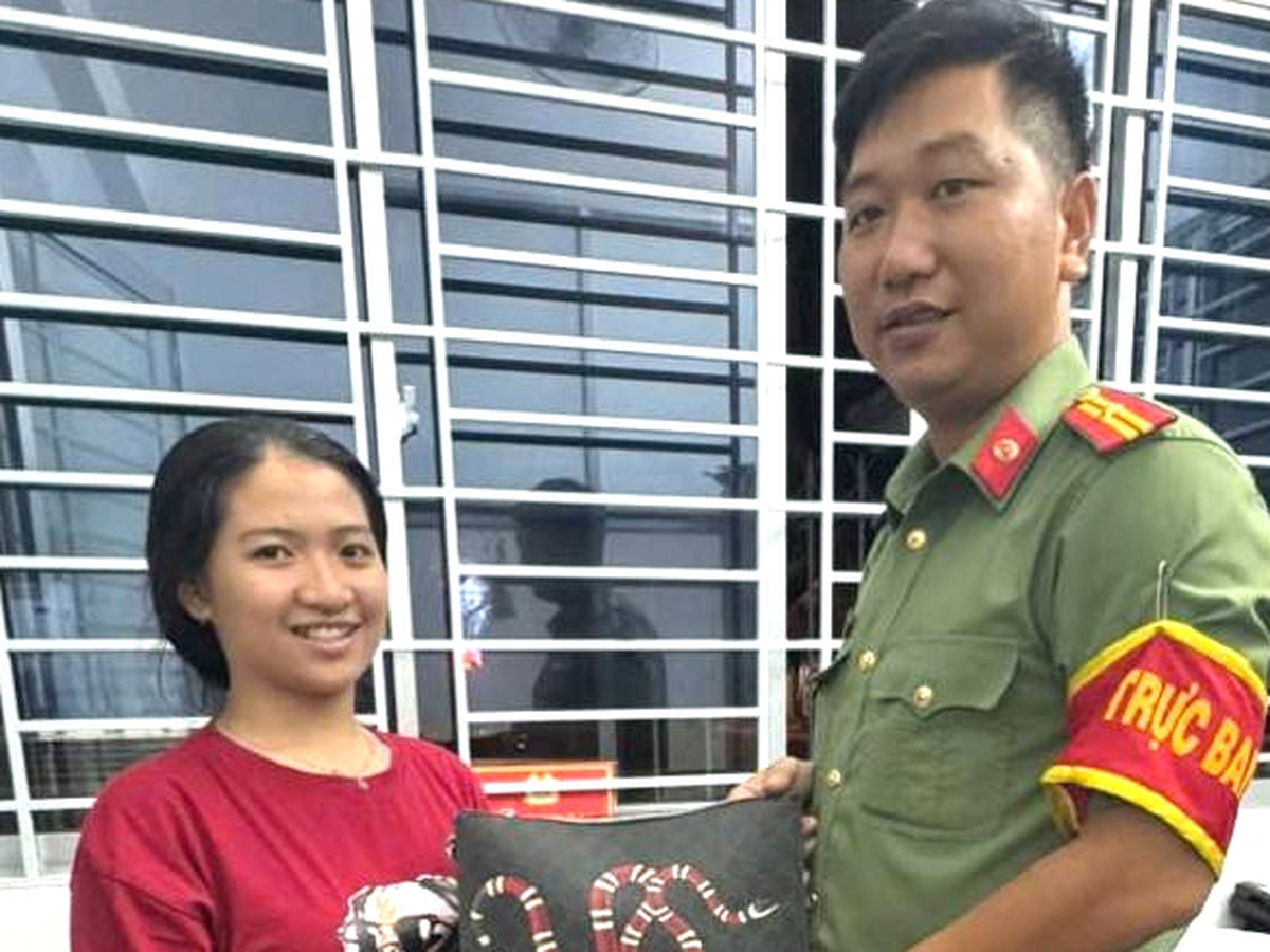 Student returns bag with over $7,600 to owner in Vietnam