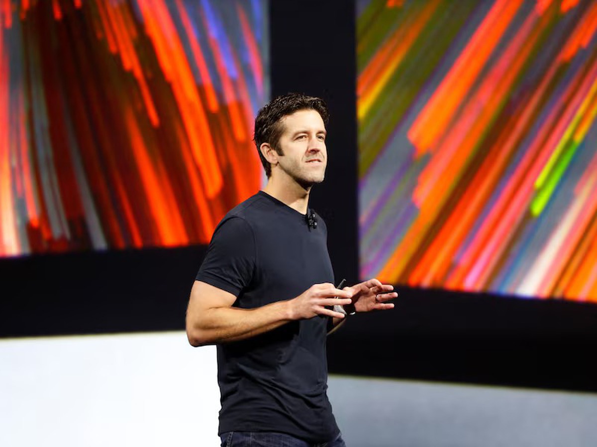 Apple turns to hardware veteran Ternus as CEO to succeed Cook in AI age