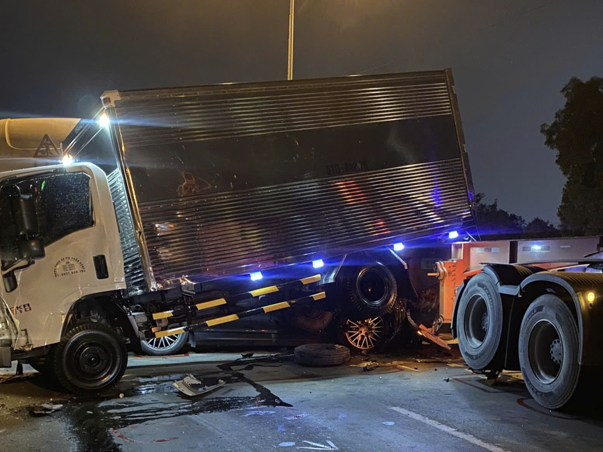 6-vehicle pile-up causes traffic gridlock on Ho Chi Minh City bridge