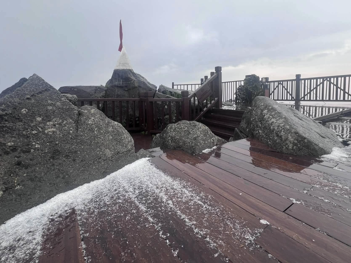 Hailstorm batters Fansipan peak in northern Vietnam