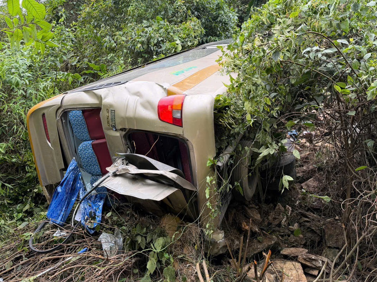 1 dead, 6 injured after passenger vehicle plunges off road in northern Vietnam