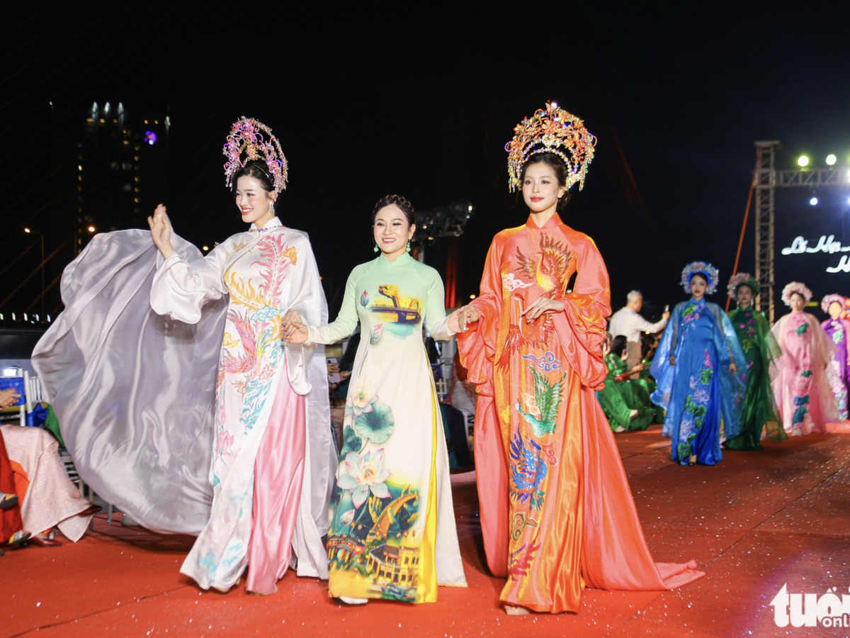 ‘Ao dai’ show transforms Da Nang’s Han River bridge into open-air runway