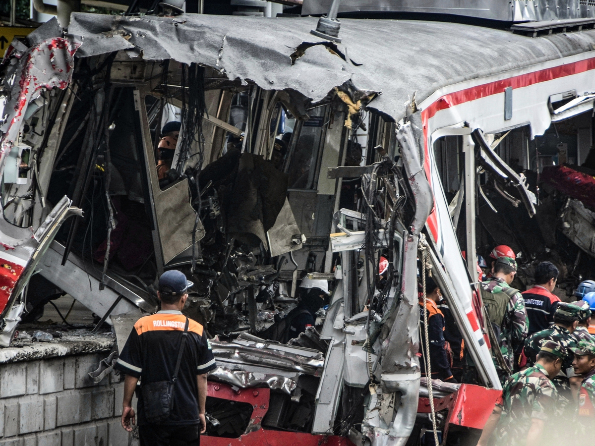 Indonesia train crash kills 15; taxi firm pledges cooperation in probe