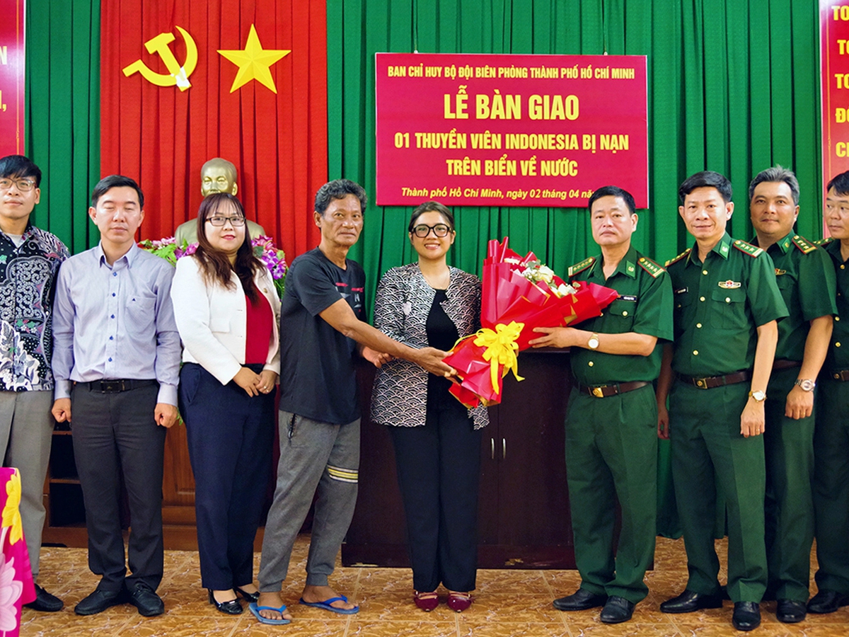 Vietnam hands over rescued Indonesian seafarer to consulate in Ho Chi Minh City