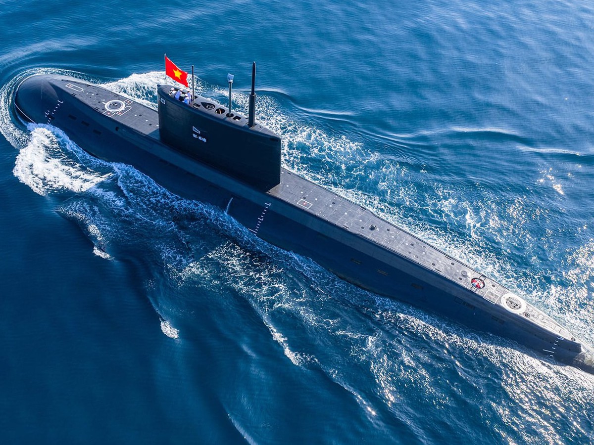 Vietnam submarine officer recounts split-second decisions underwater