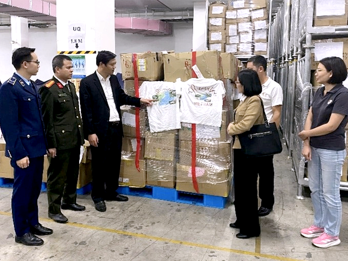 Company fined for printing T-shirts featuring Vietnam map without key archipelagoes