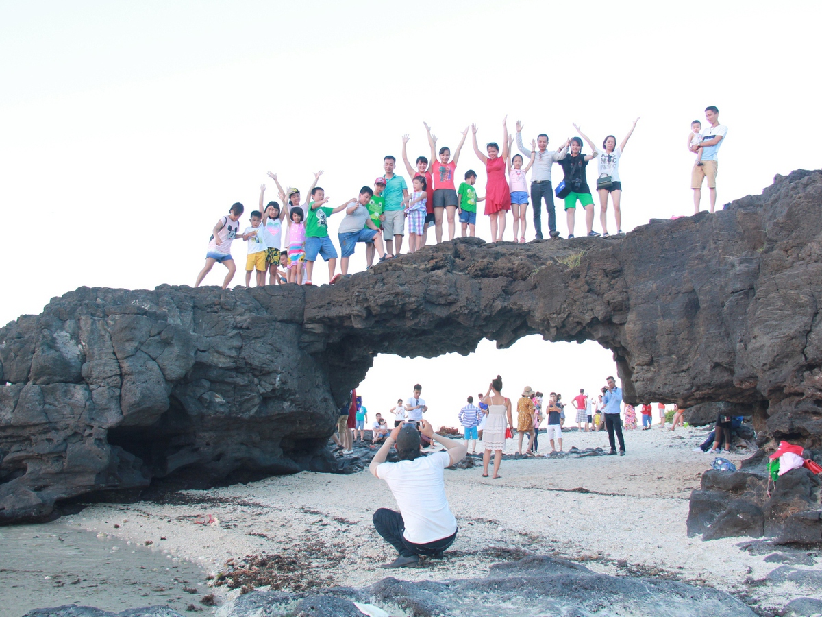 Tourists warned not to climb Ly Son’s iconic stone arch in central Vietnam