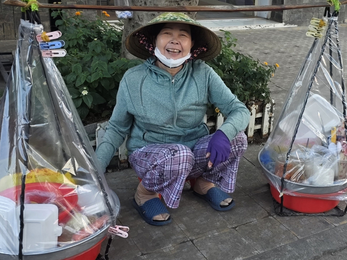 Under scorching heat, Ho Chi Minh City’s outdoor workers adapt to survive