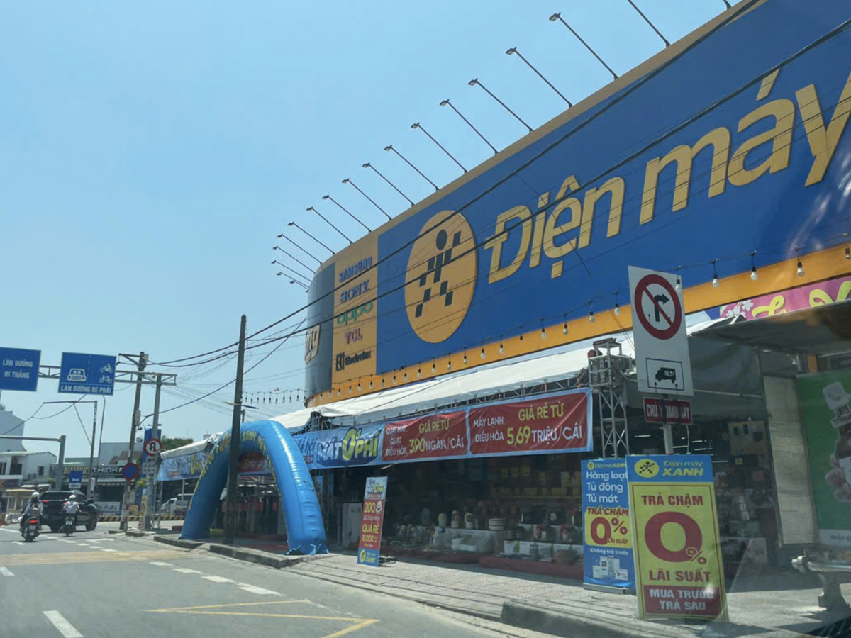 Businesses encroach on sidewalks in Da Nang despite enforcement push