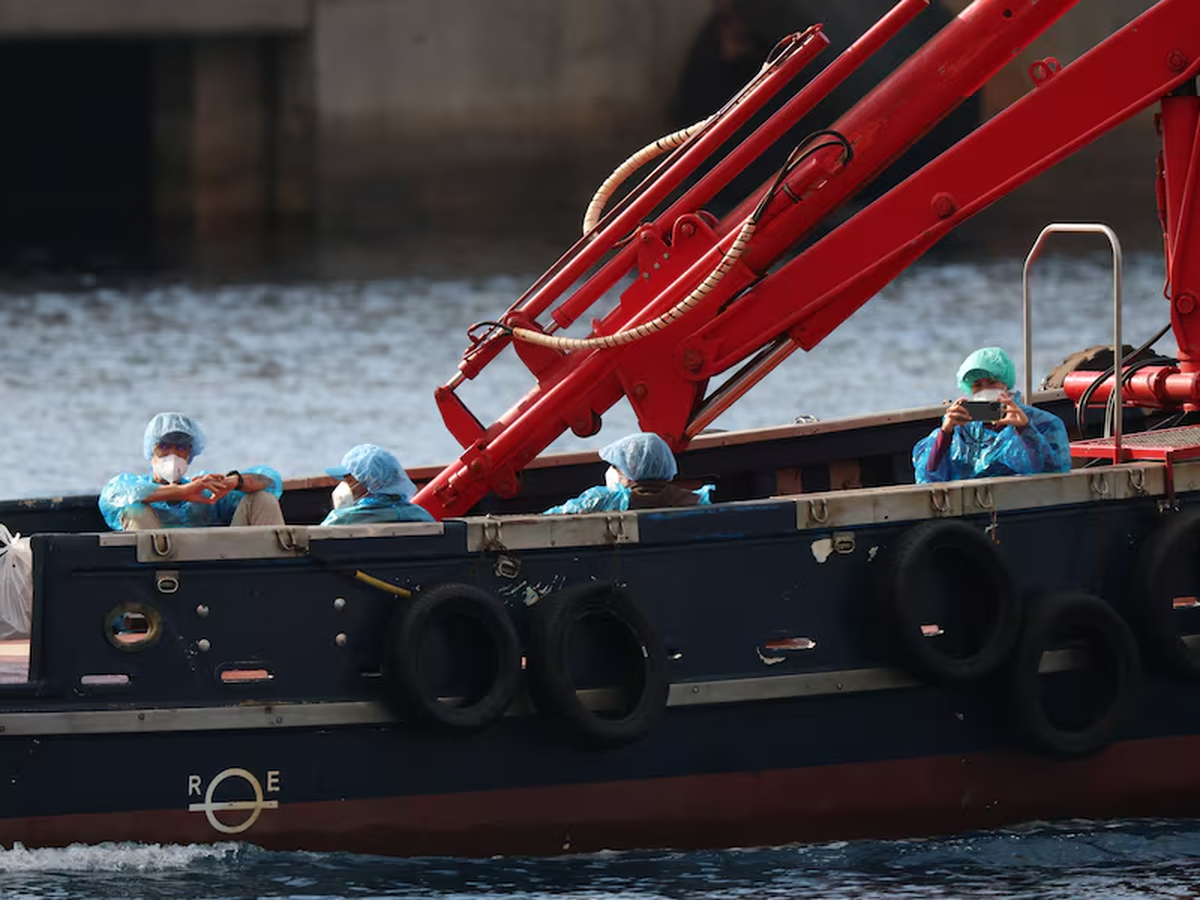 Spanish passengers start disembarkation from ship hit by hantavirus