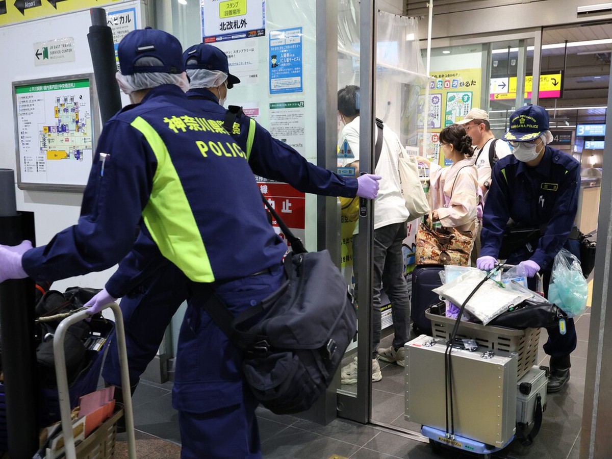 Foreign odor reported on train near Tokyo; woman sent to hospital