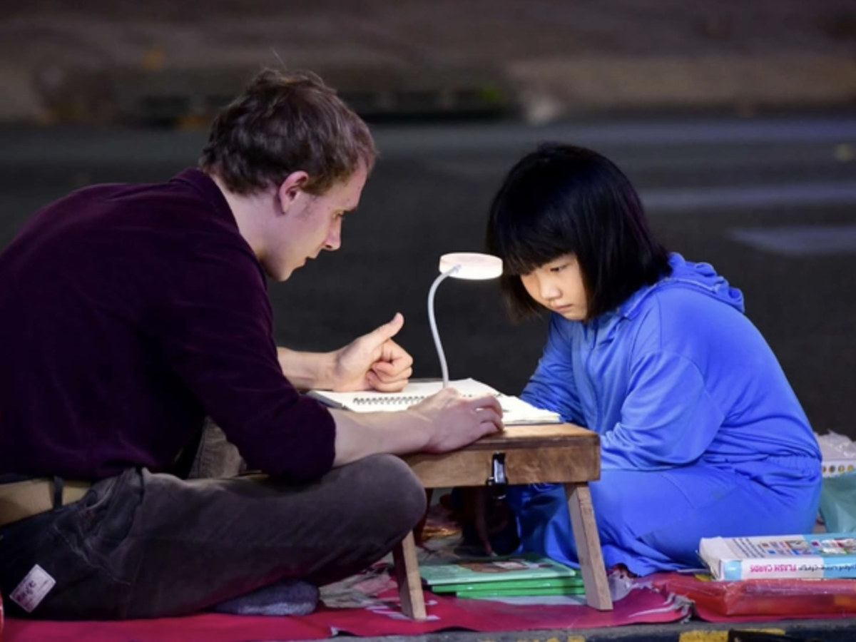 Readers admire British man for teaching little girl on Ho Chi Minh City sidewalk