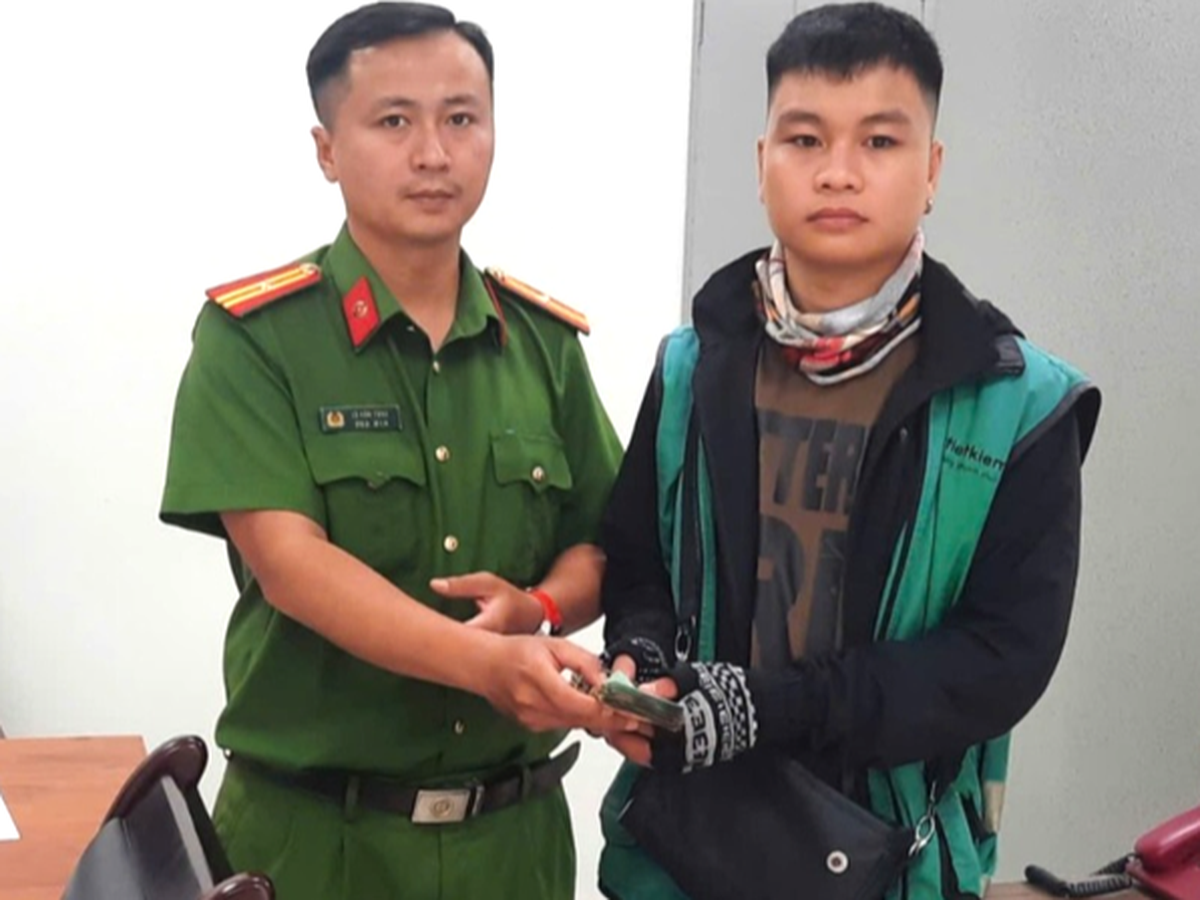 Grab driver in Da Nang returns over $1,100 of lost cash to owner