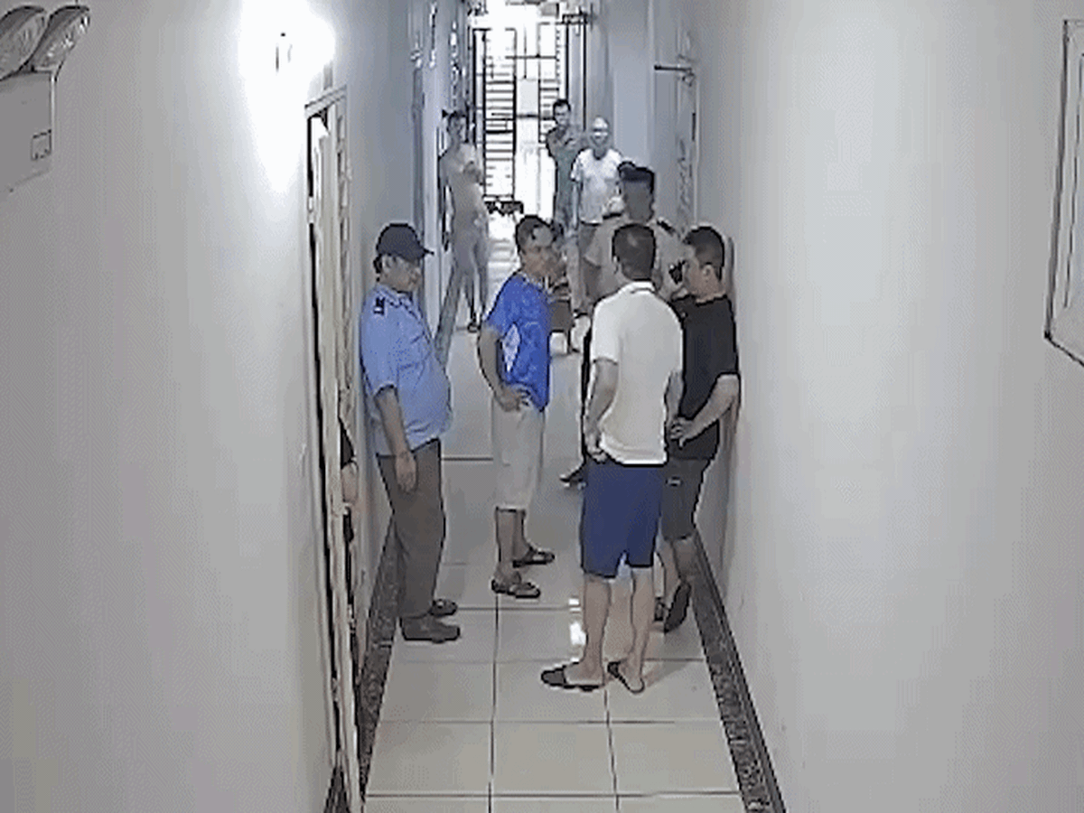 Hanoi apartment resident caught on camera assaulting owners’ committee member over dog muzzle dispute