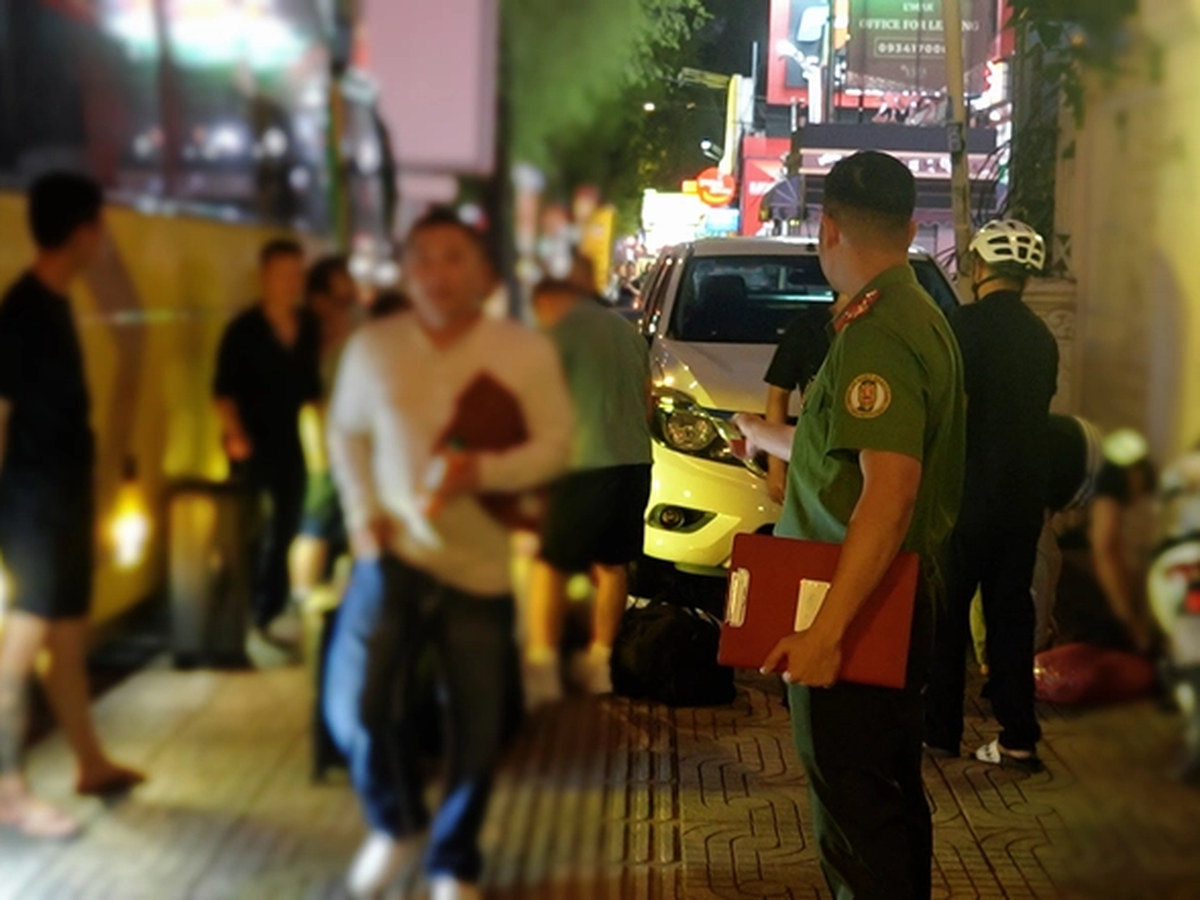 Ho Chi Minh City police receive 33 Vietnamese citizens deported from US