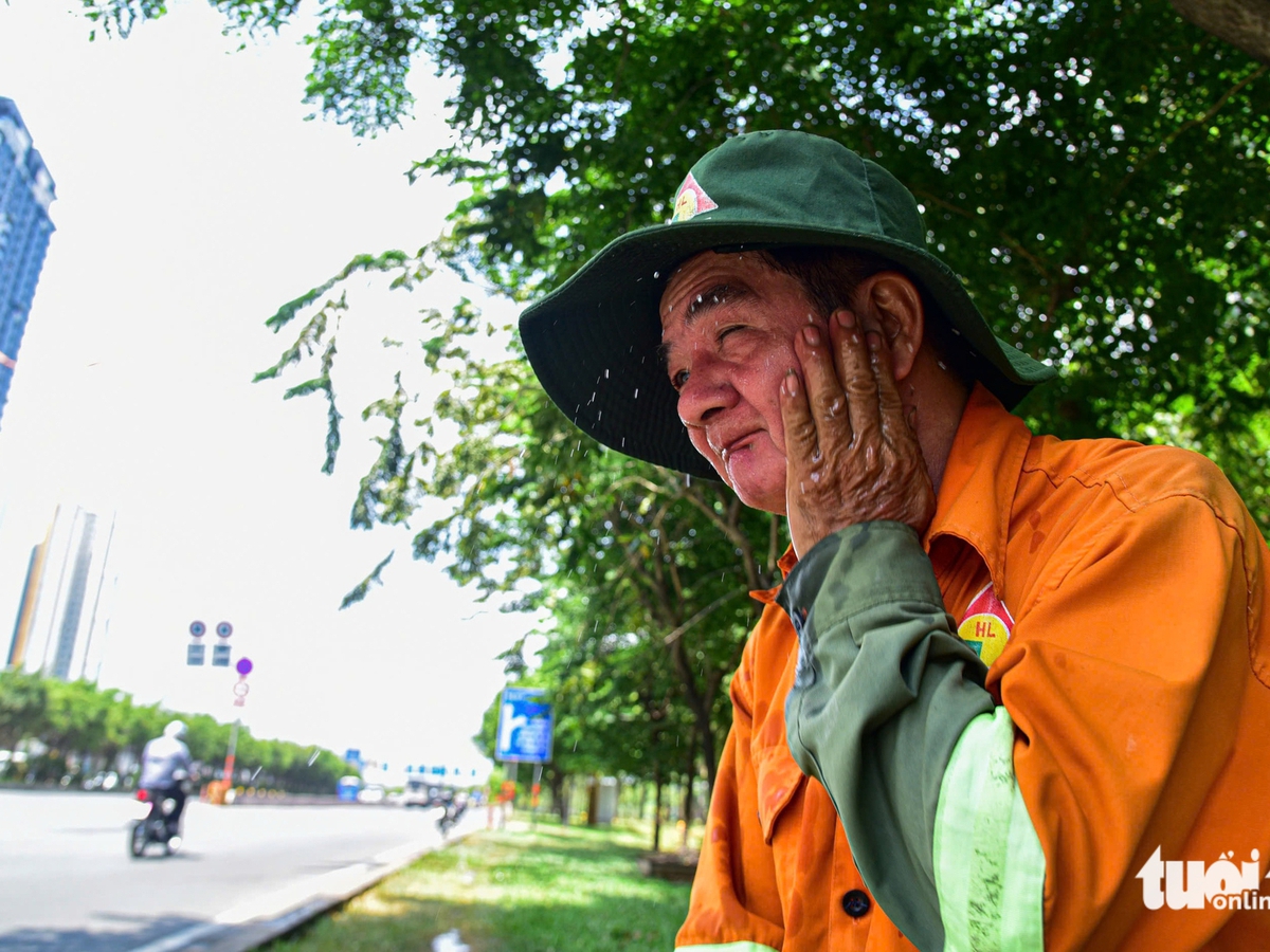 Scorching heat drives Ho Chi Minh City residents to find every way possible to stay cool