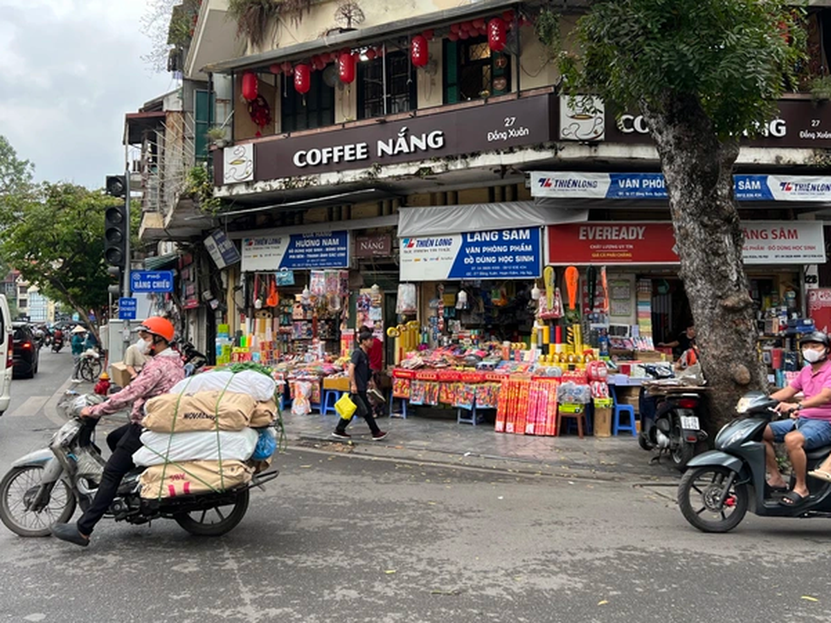 Hanoi weighs sidewalk leasing to boost nighttime economy