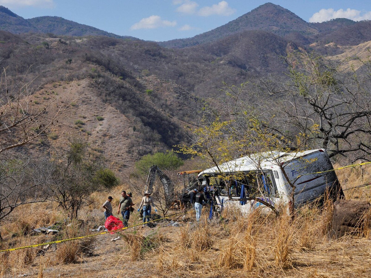 At least 11 dead in western Mexico after bus careens off highway
