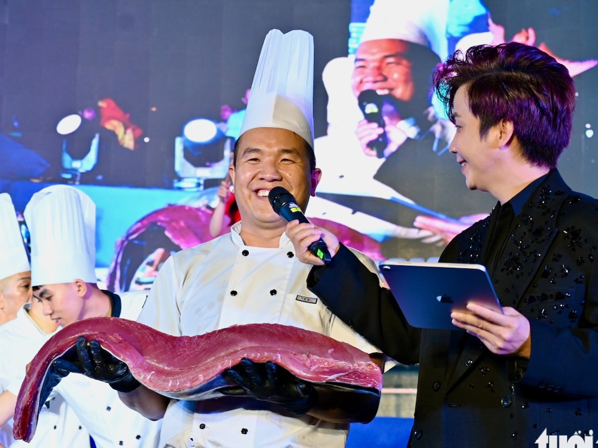 Foreign, local tourists enjoy live tuna filleting, free sashimi in Vietnam's Dak Lak