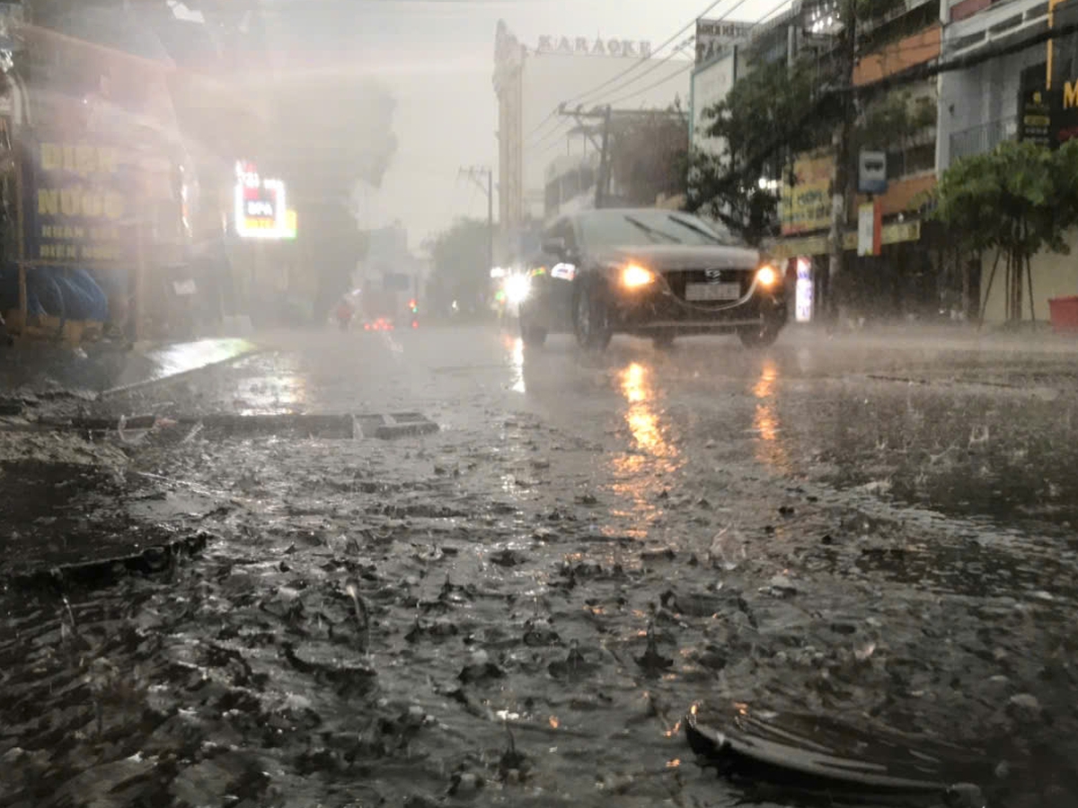 Ho Chi Minh City sees heavy rain after prolonged heat, thunderstorms expected to persist