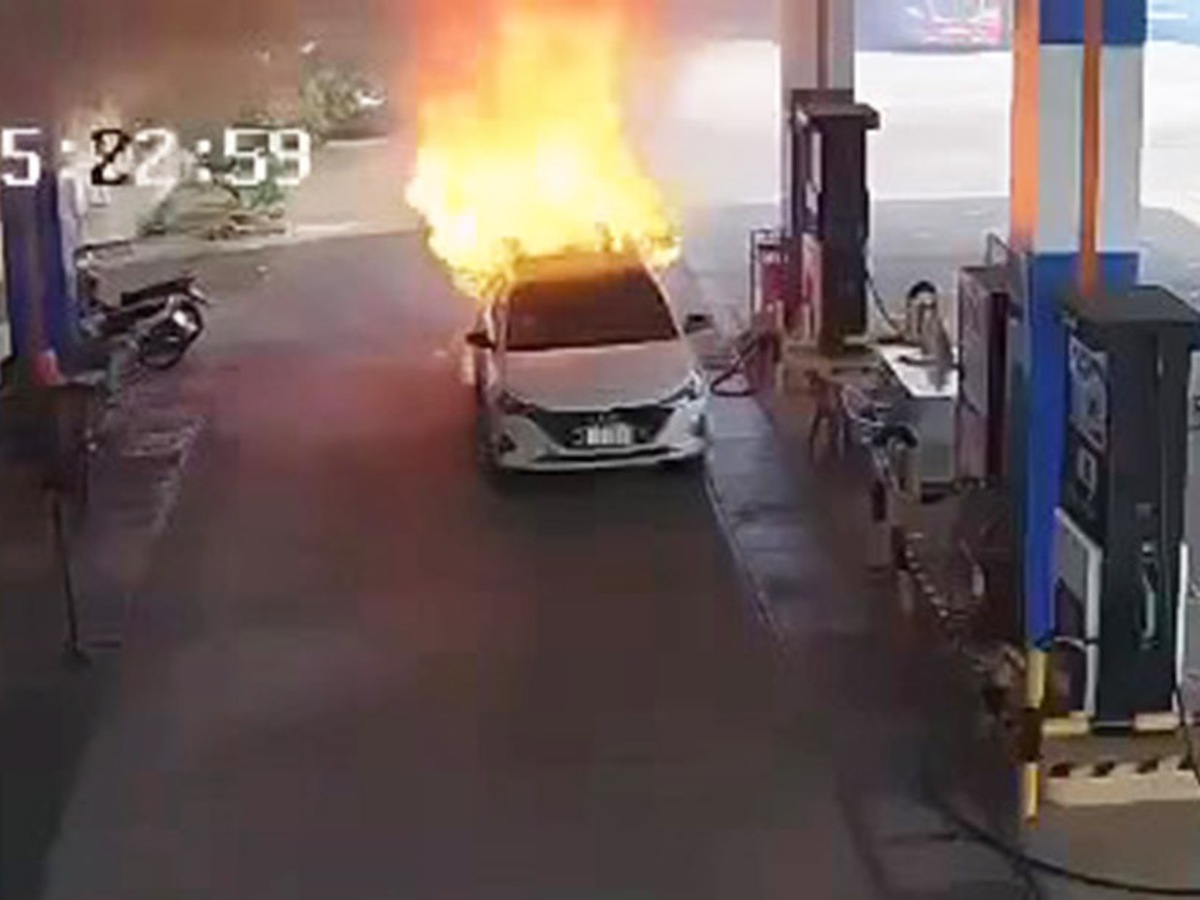 Fire from car carrying batteries kills 2 at Da Nang gas station
