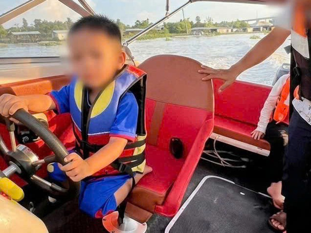 Vietnamese man fined after letting 4-year-old son steer speedboat