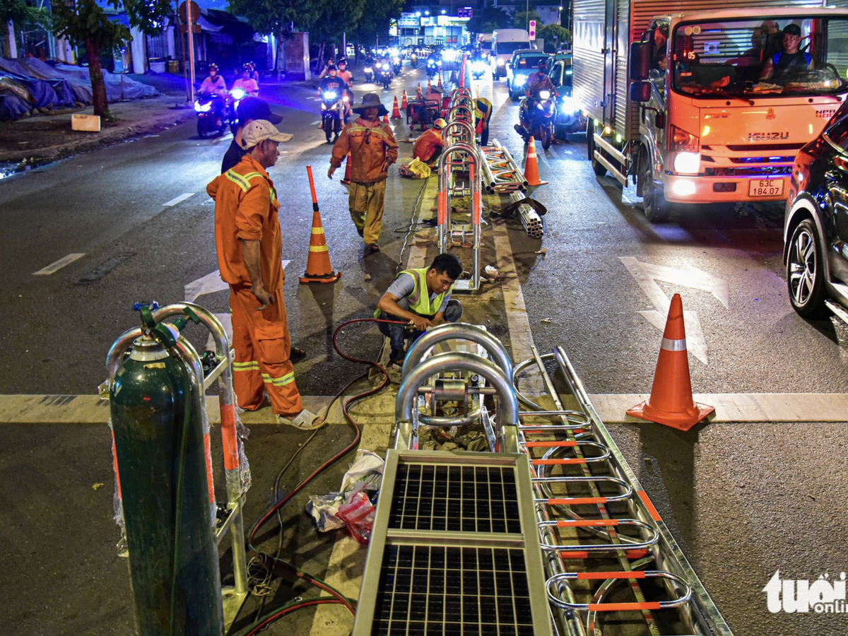 Ho Chi Minh City installs first solar-powered automated median barrier on Cong Hoa Street
