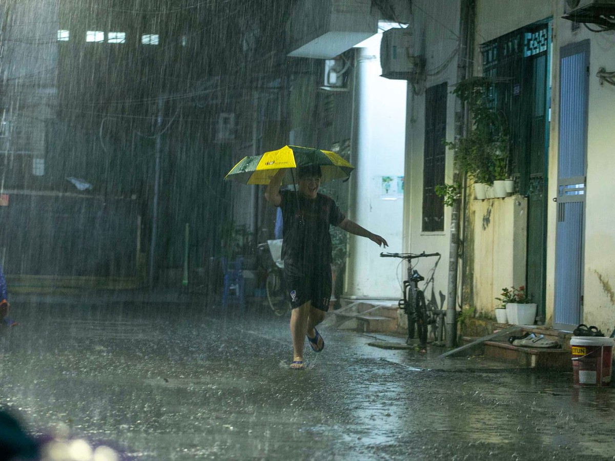 Rain brings relief to Hanoi after scorching heat
