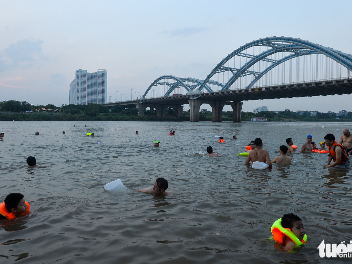 Hanoi residents cool off in river amid scorching heatwave