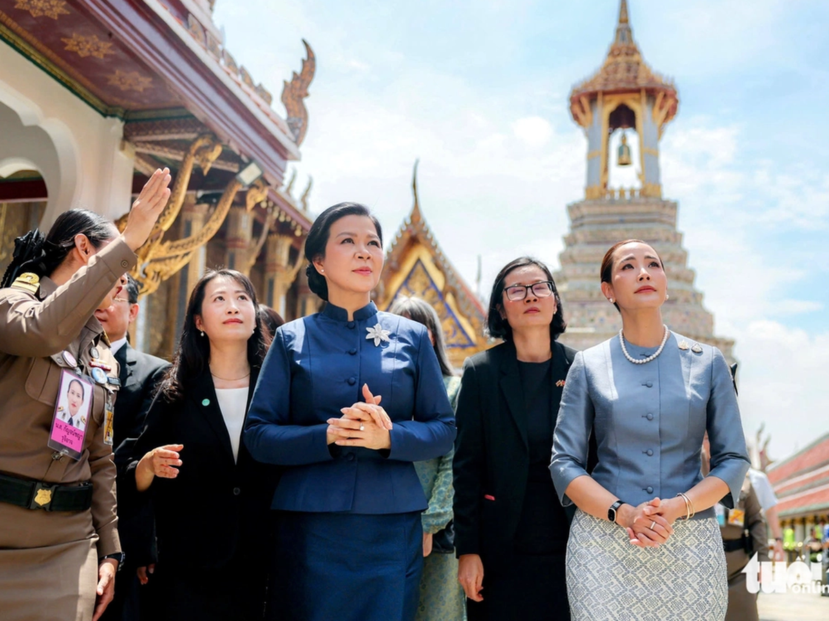 Vietnamese Party chief’s spouse visits Bangkok cultural sites in traditional Thai attire