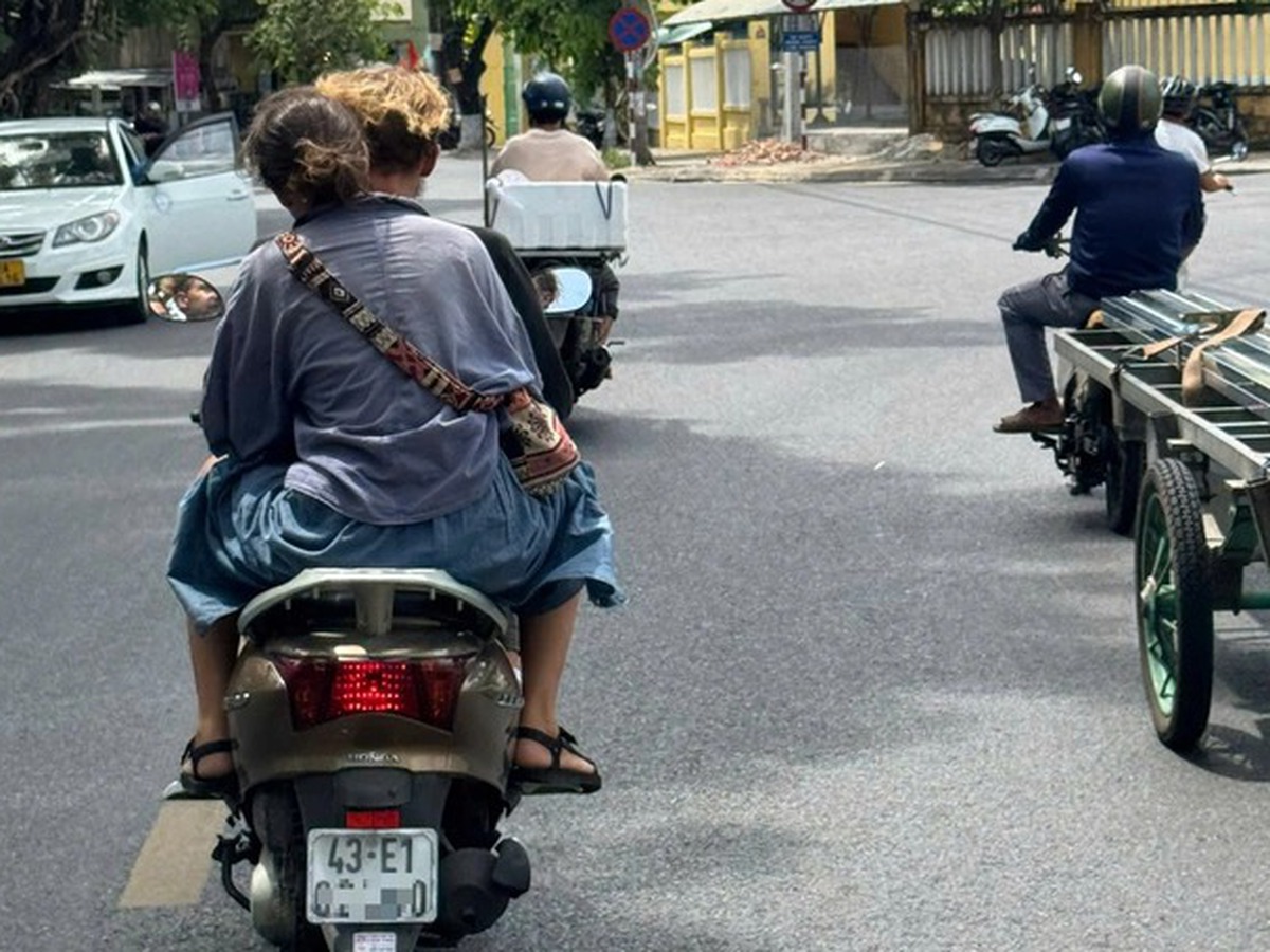 Many foreign tourists flout helmet rules on Da Nang streets