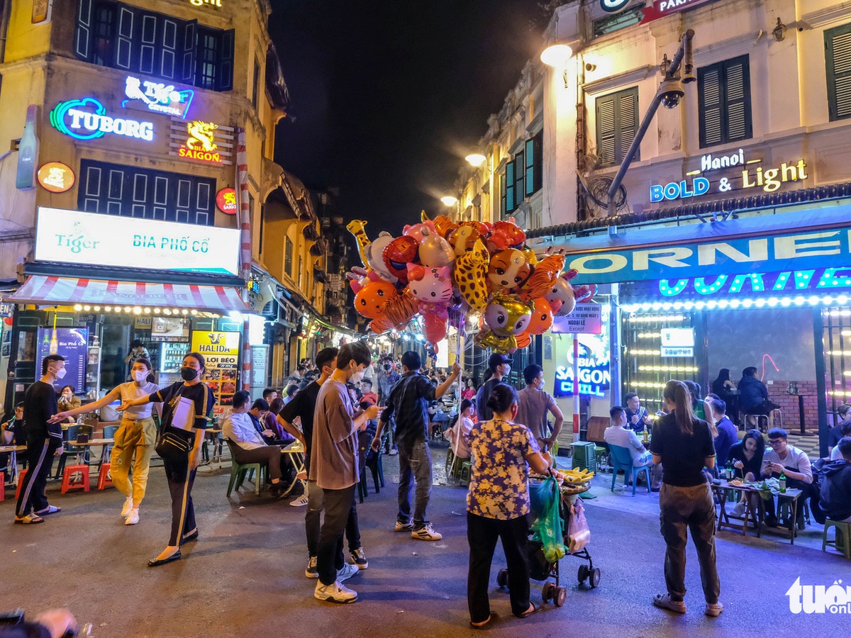 Hanoi considers overnight business zones to increase visitor spending