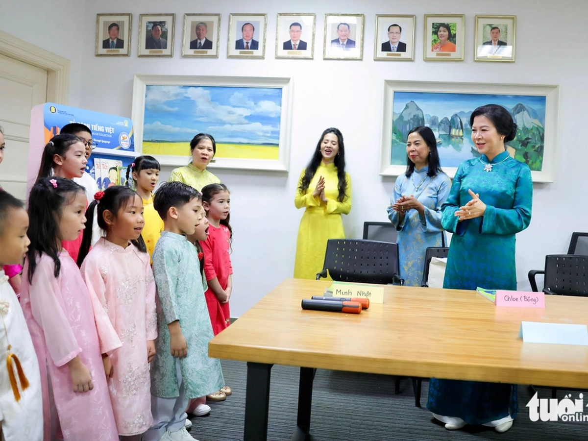 Party chief’s spouse donates 100 books to Vietnamese language class in Singapore