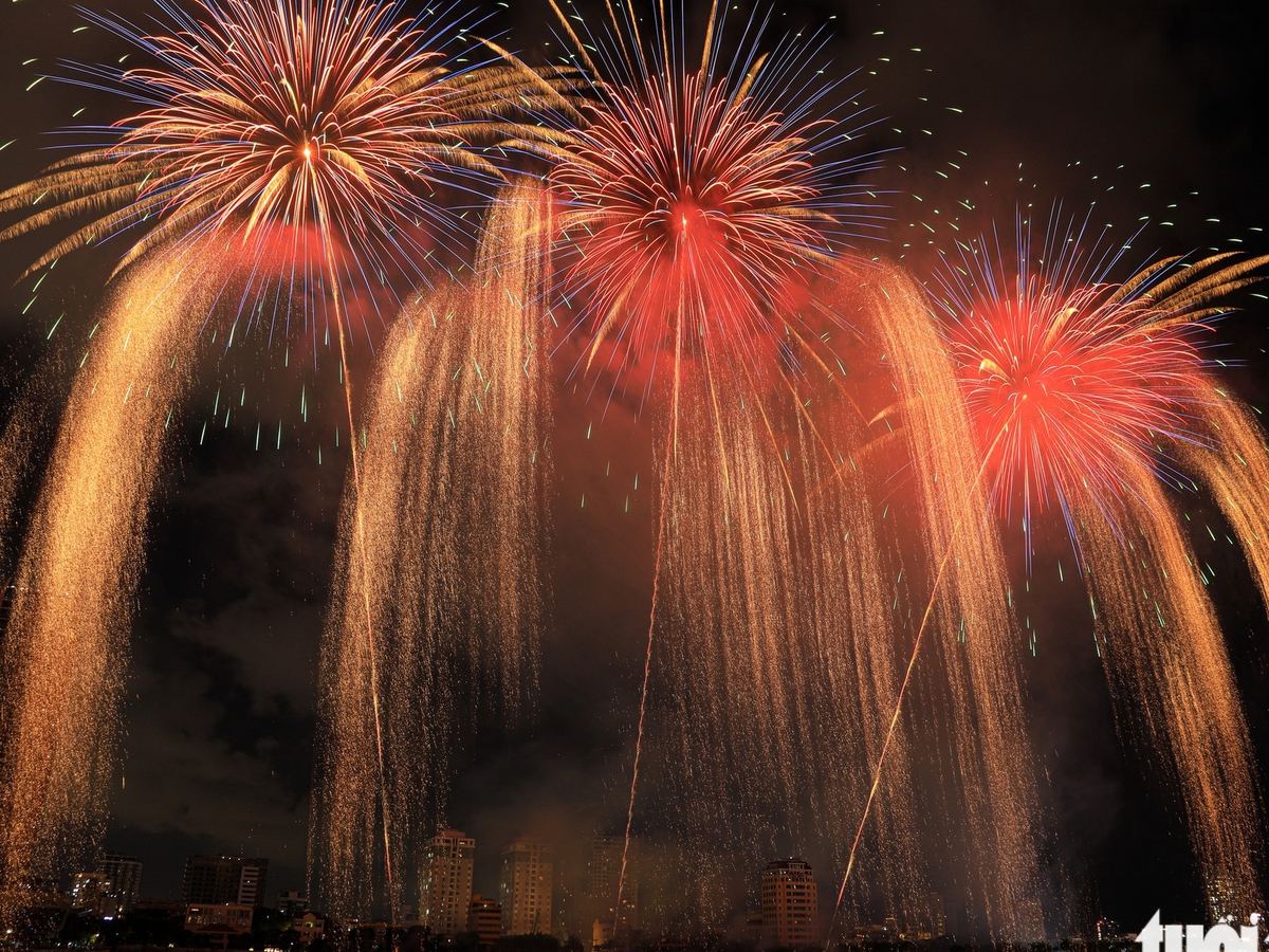 Da Nang International Fireworks Festival opens with dazzling displays