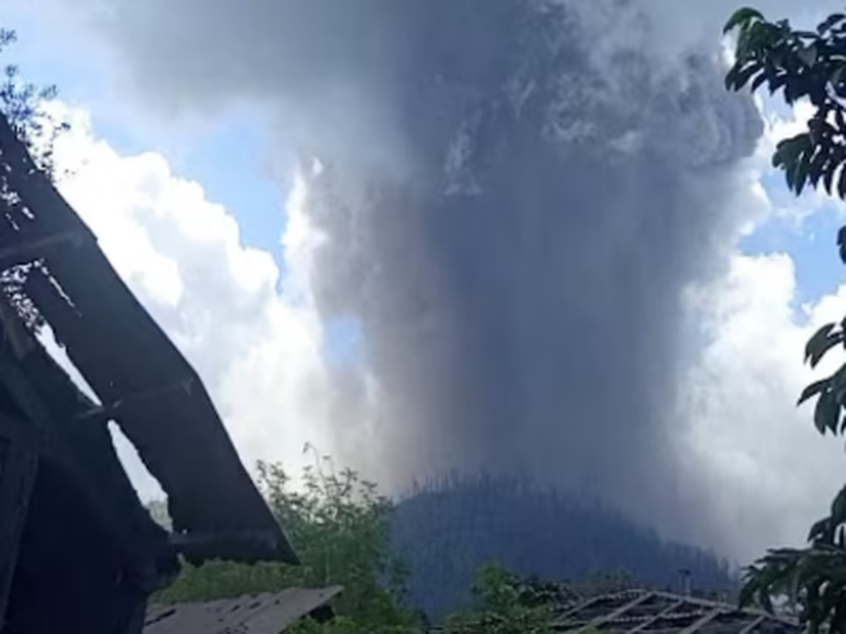 Indonesian authorities rushing to rescue 20 hikers after Mount Dukono eruption