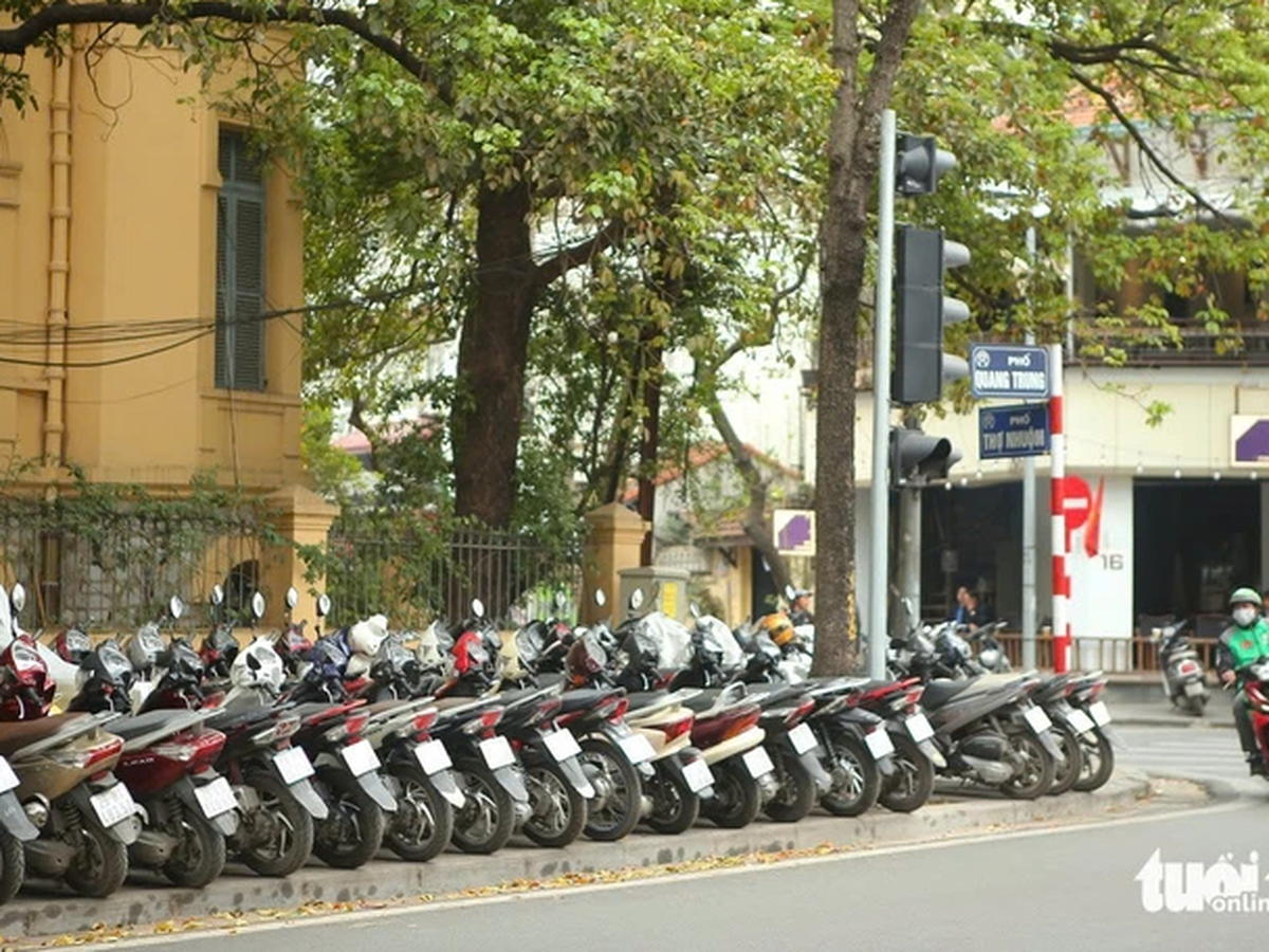 Hanoi proposes sharp increase in street, sidewalk parking fees