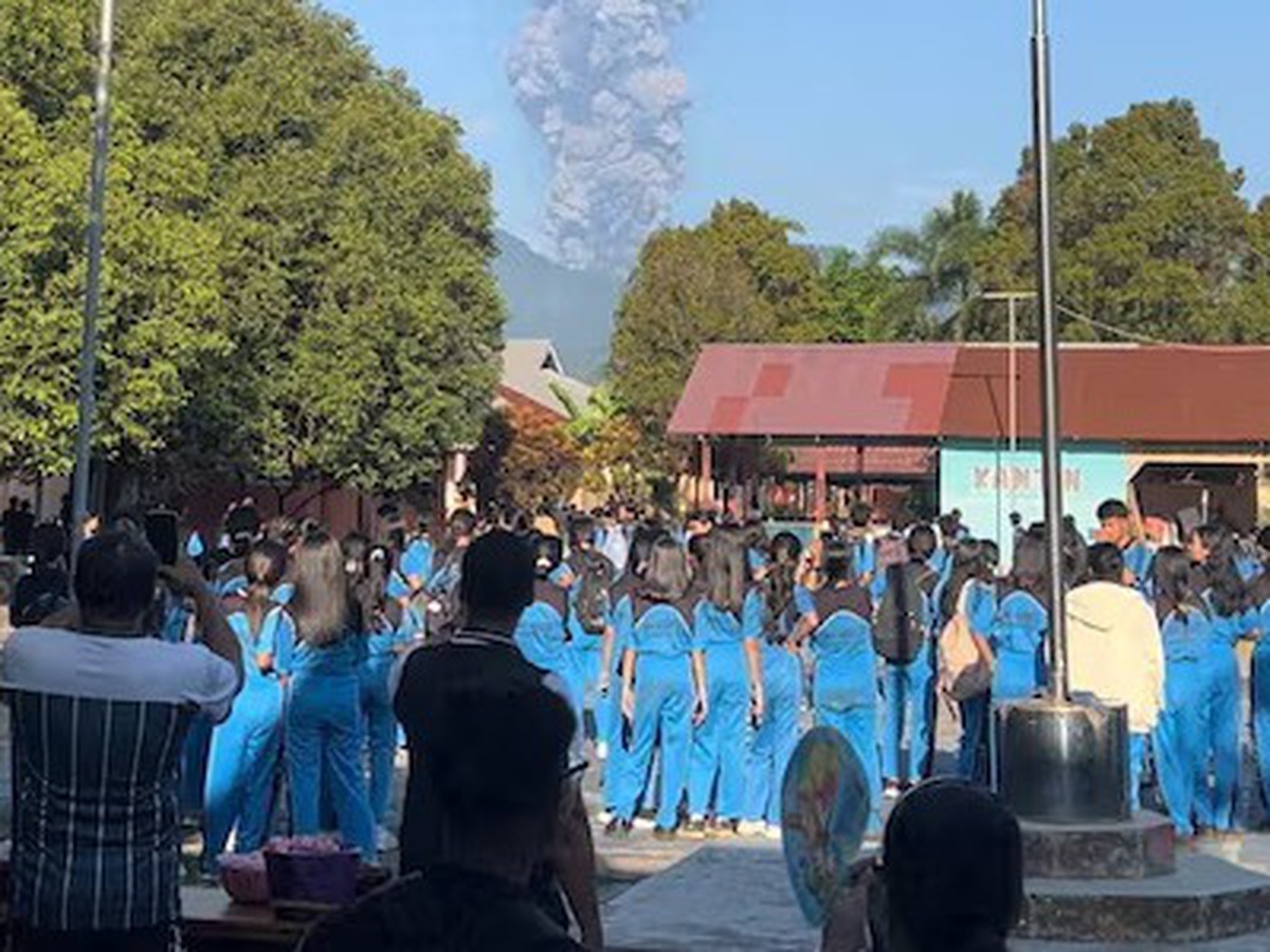 Indonesia resumes search for 3 hikers missing after Mount Dukono eruption