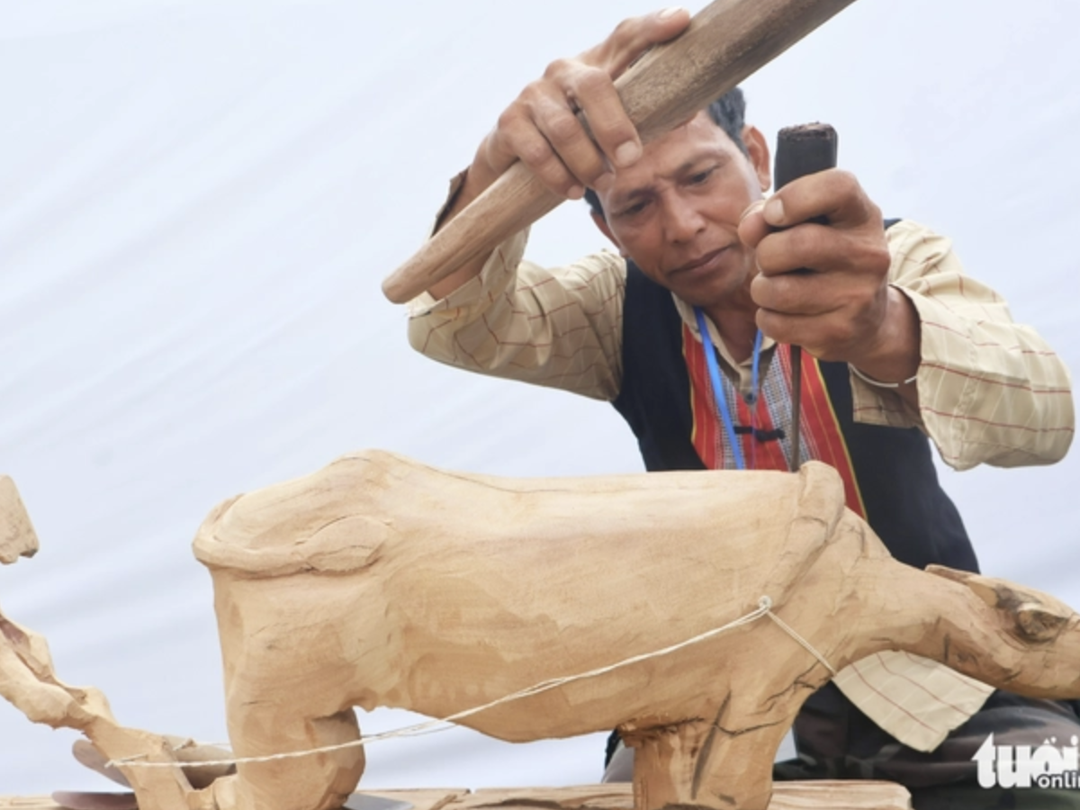 Bhnong ethnic artisans impress visitors at wood carving contest in Da Nang