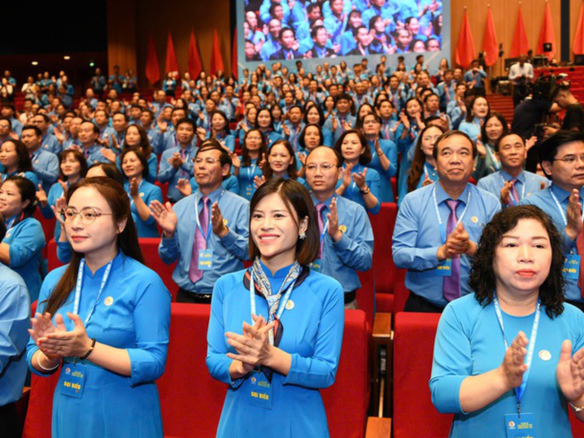 Vietnam labor federation backs workweek of 40-44 hours, extended National Day break