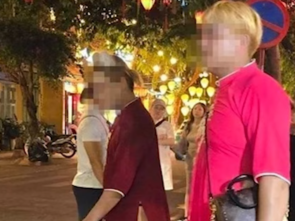 Da Nang authorities investigate female foreigner wearing traditional 'ao dai' paired with bikini in Hoi An