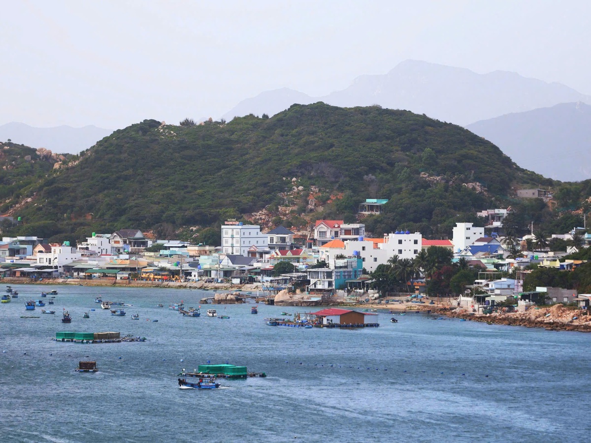 Vietnam’s Khanh Hoa orders halt to tourism on 2 military-sensitive islands