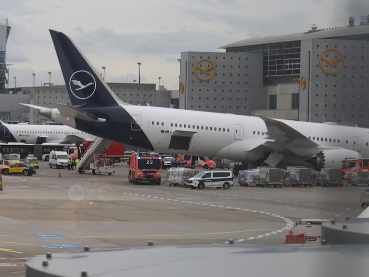 Several injured in Boeing 787 nose-gear collapse in Frankfurt