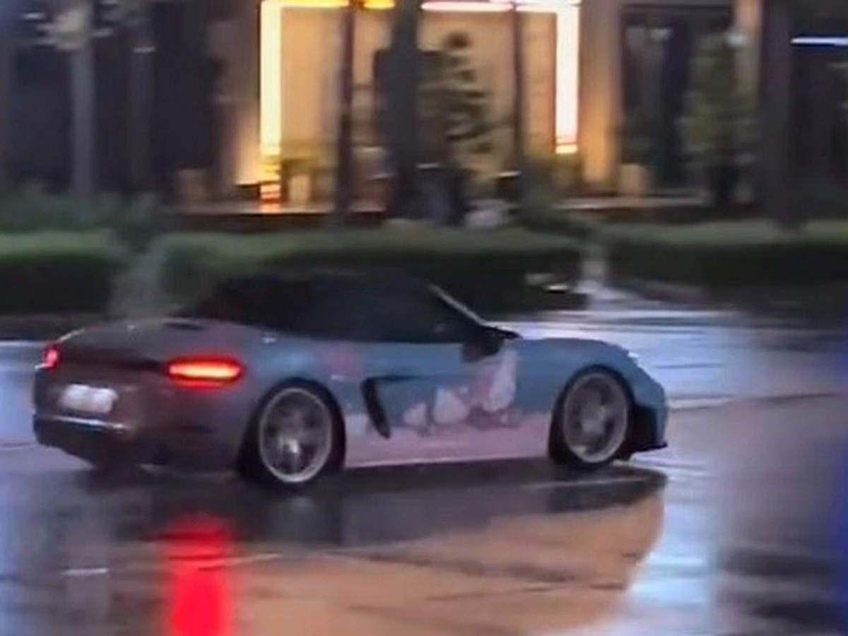 Porsche driver summoned after drifting stunt on Ho Chi Minh City street