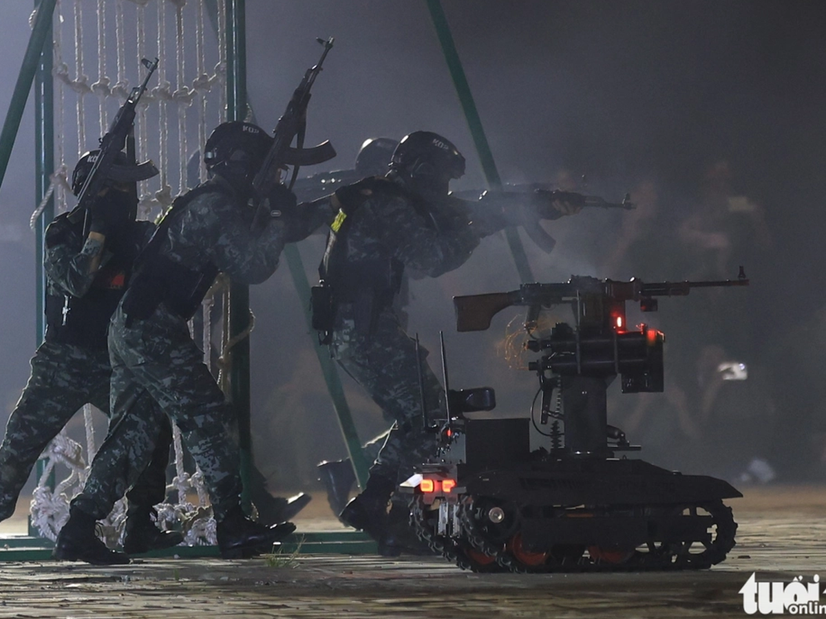 Vietnam’s armed robots, elite police showcase counterterrori