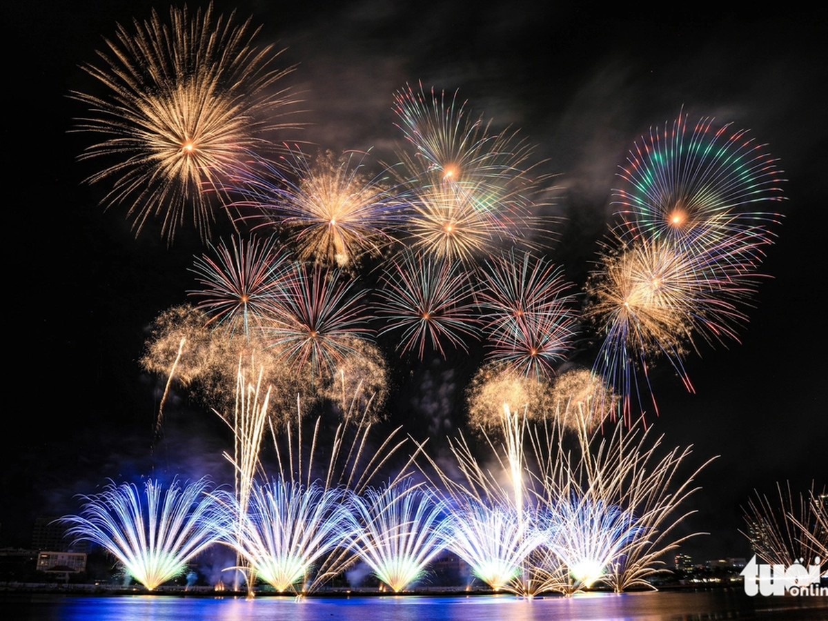 Vietnam, France tell heritage stories through fireworks over