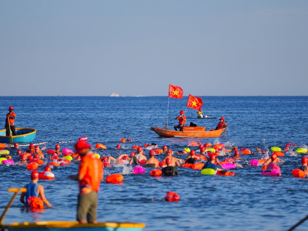 Over 800 Vietnamese, int’l athletes compete in Ly Son sea sw