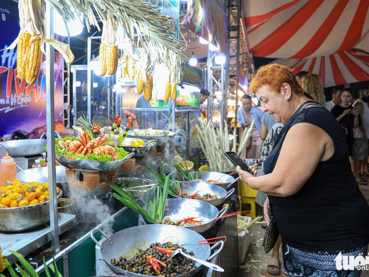 Local, int’l visitors explore over 100 food booths at Da Nan