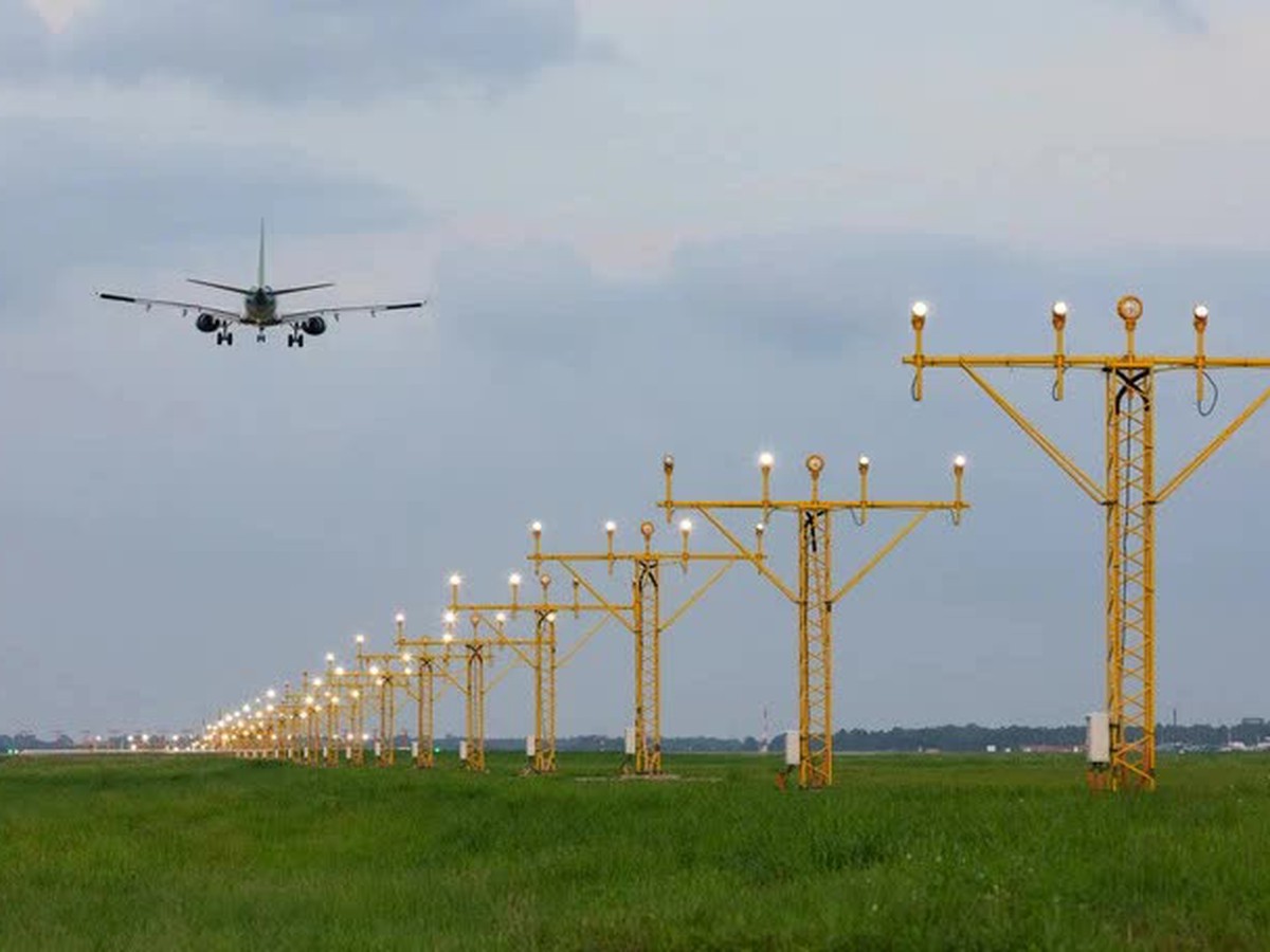 Kite, drone sighting disrupt 23 flights at Hanoi airport